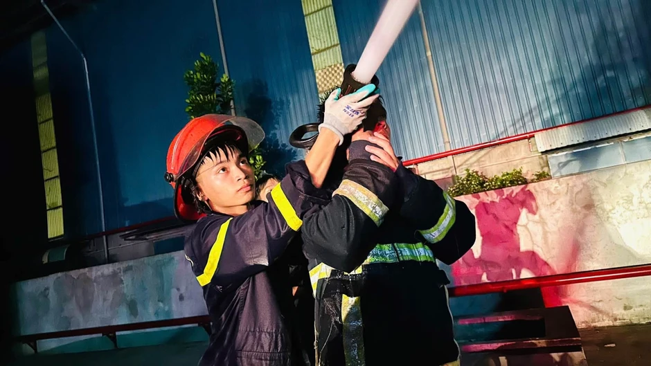 Cháy lớn tại công ty giầy, hàng trăm cán bộ, chiến sĩ xuyên đêm dập lửa Cháy lớn tại công ty giầy, hàng trăm cán bộ, chiến sĩ xuyên đêm dập lửa