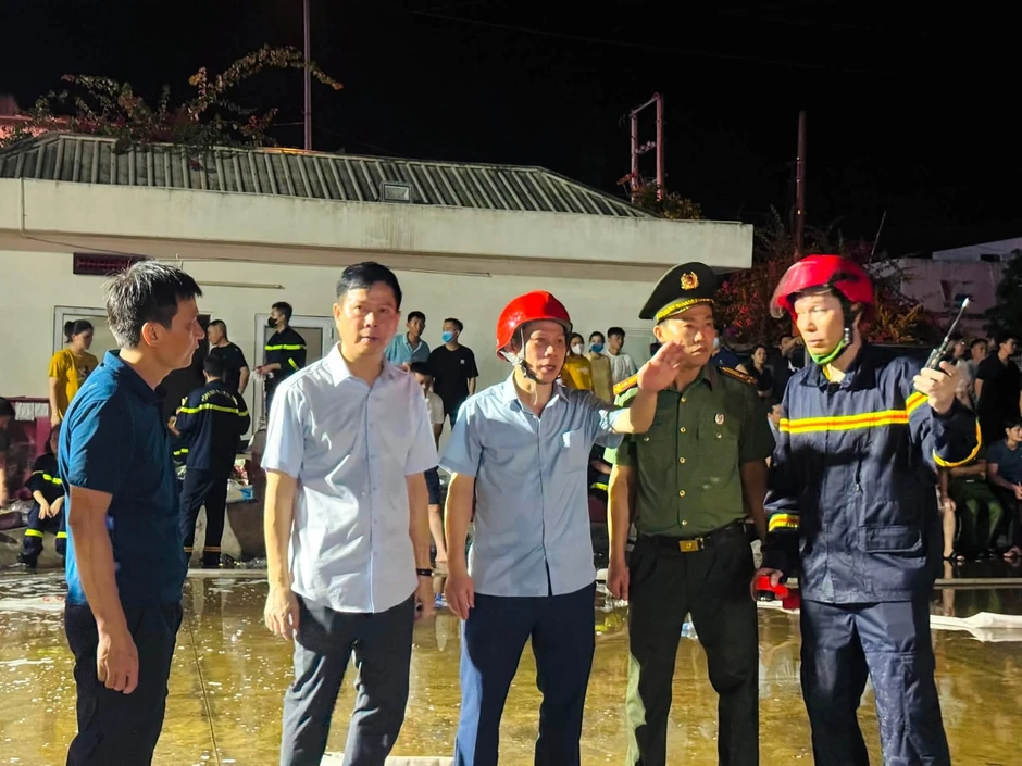 Cháy lớn tại công ty giầy, hàng trăm cán bộ, chiến sĩ xuyên đêm dập lửa Cháy lớn tại công ty giầy, hàng trăm cán bộ, chiến sĩ xuyên đêm dập lửa