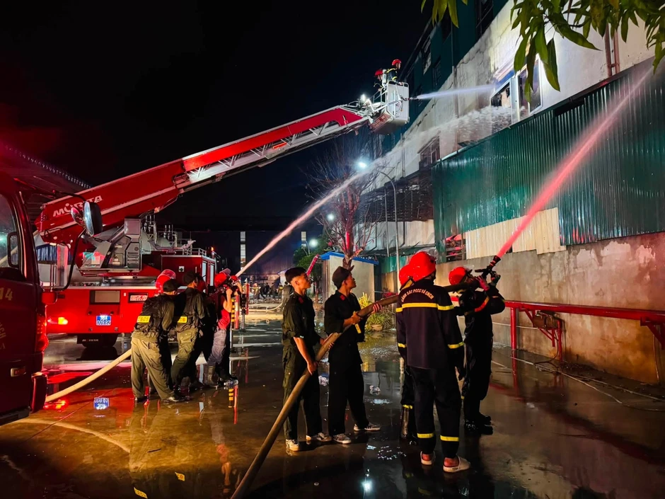 Cháy lớn tại công ty giầy, hàng trăm cán bộ, chiến sĩ xuyên đêm dập lửa Cháy lớn tại công ty giầy, hàng trăm cán bộ, chiến sĩ xuyên đêm dập lửa