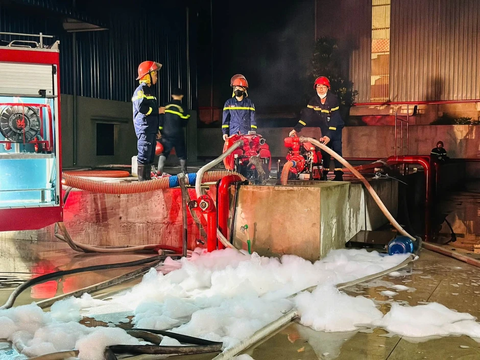 Cháy lớn tại công ty giầy, hàng trăm cán bộ, chiến sĩ xuyên đêm dập lửa Cháy lớn tại công ty giầy, hàng trăm cán bộ, chiến sĩ xuyên đêm dập lửa