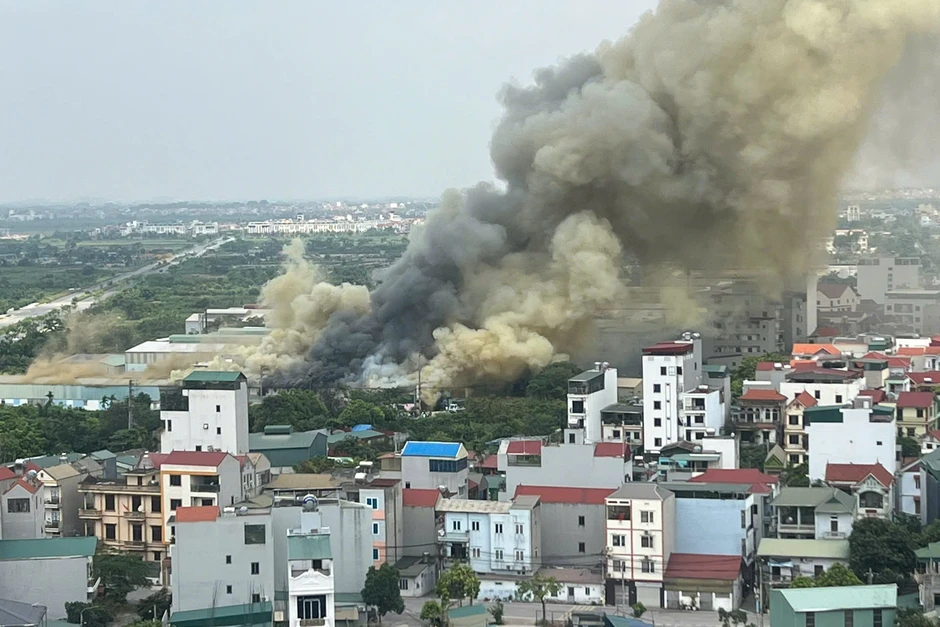 Cháy lớn tại xưởng nhựa ở Hà Nội, huy động máy xúc hỗ trợ dập lửa Cháy lớn tại xưởng nhựa ở Hà Nội, huy động máy xúc hỗ trợ dập lửa