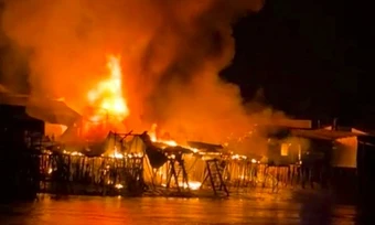 Cháy lớn thiêu rụi 13 căn nhà ven sông ở Cà Mau