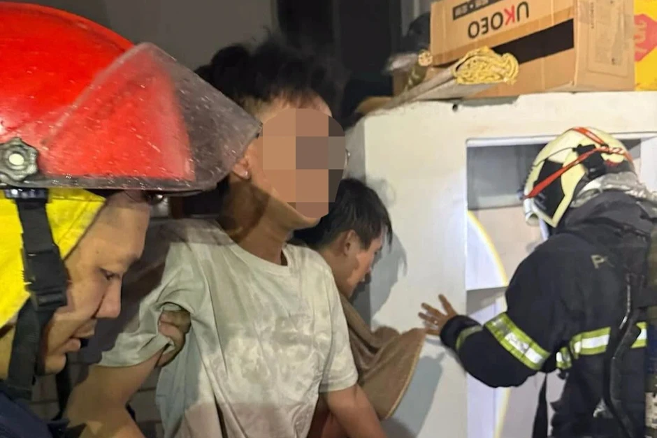 Cháy nhà 3 tầng ở Hà Nội, cảnh sát giải cứu 2 người mắc kẹt Cháy nhà 3 tầng ở Hà Nội, cảnh sát giải cứu 2 người mắc kẹt