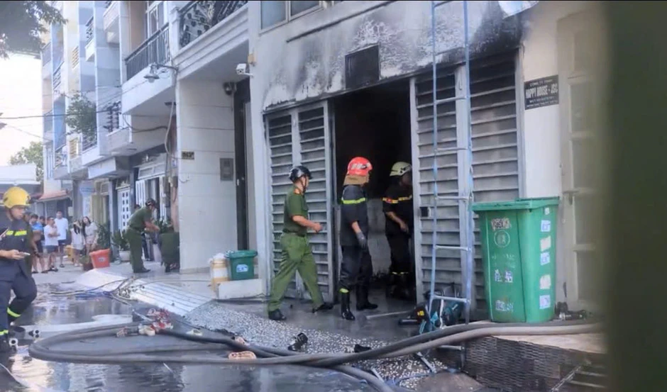 Cháy nhà 4 tầng, nhiều người phải leo sang mái nhà liền kề để thoát thân Cháy nhà 4 tầng, nhiều người phải leo sang mái nhà liền kề để thoát thân