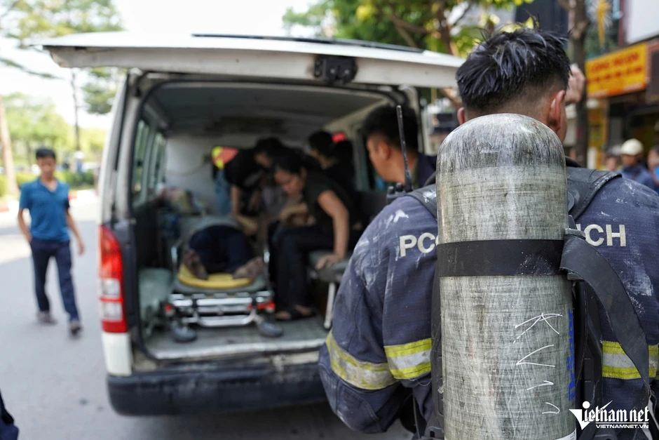 Cháy nhà 4 tầng ở Hà Nội, 5 người mắc kẹt được cảnh sát cứu Cháy nhà 4 tầng ở Hà Nội, 5 người mắc kẹt được cảnh sát cứu