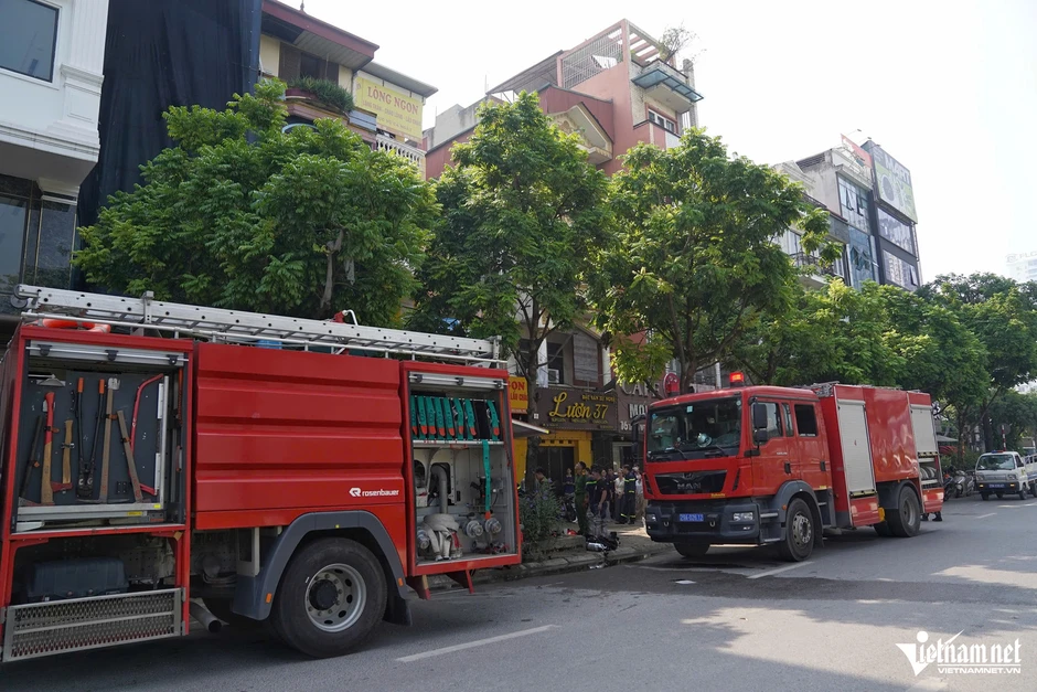 Cháy nhà 4 tầng ở Hà Nội, 5 người mắc kẹt được cảnh sát cứu Cháy nhà 4 tầng ở Hà Nội, 5 người mắc kẹt được cảnh sát cứu