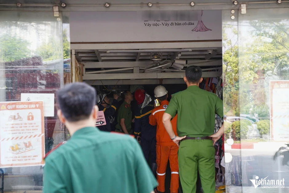 Cháy nhà 4 tầng ở Hà Nội, 5 người mắc kẹt được cảnh sát cứu Cháy nhà 4 tầng ở Hà Nội, 5 người mắc kẹt được cảnh sát cứu