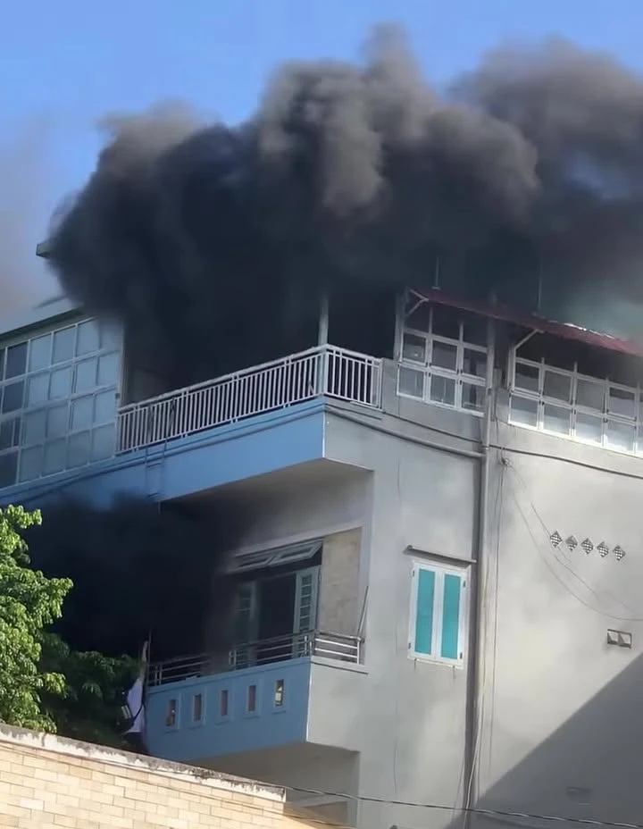 Cháy nhà 4 tầng ở TP.HCM, nhiều sinh viên đu ban công, trèo sang nhà bên cạnh thoát thân Cháy nhà 4 tầng ở TP.HCM, nhiều sinh viên đu ban công, trèo sang nhà bên cạnh thoát thân