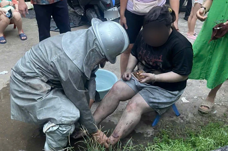 Cháy nhà 5 tầng ở Hà Nội, cảnh sát giải cứu 2 người mắc kẹt Cháy nhà 5 tầng ở Hà Nội, cảnh sát giải cứu 2 người mắc kẹt