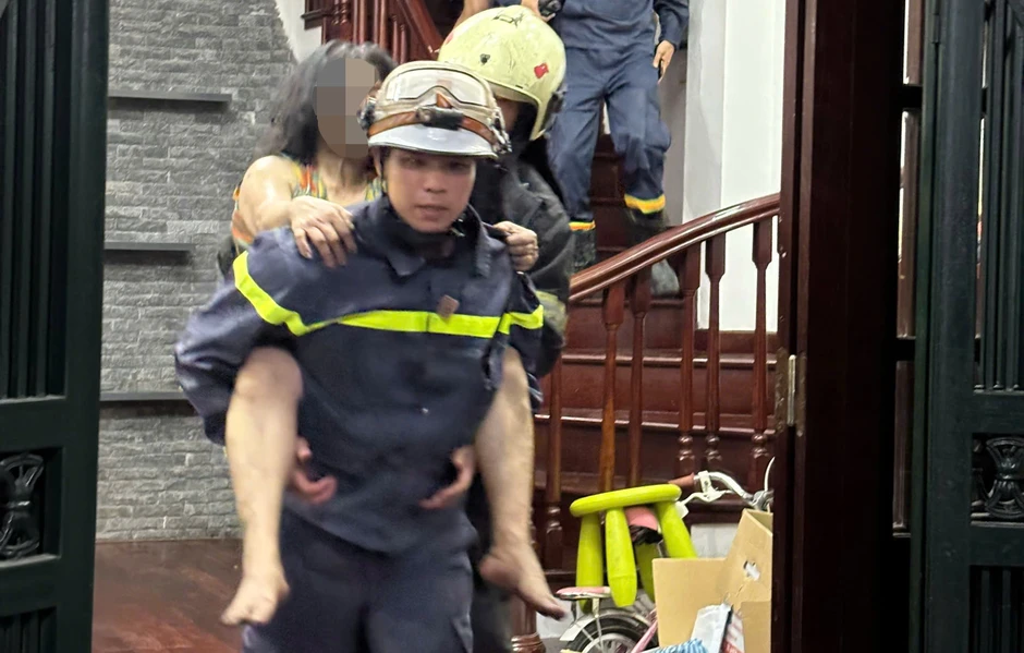 Cháy nhà 5 tầng ở Hà Nội, cảnh sát giải cứu 4 người mắc kẹt Cháy nhà 5 tầng ở Hà Nội, cảnh sát giải cứu 4 người mắc kẹt