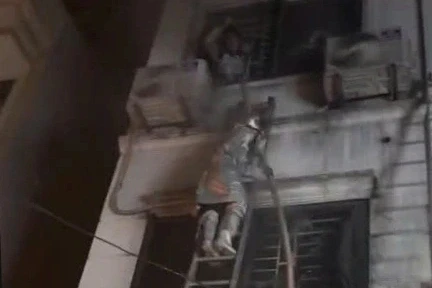 Cháy nhà 5 tầng ở Hà Nội, cảnh sát giải cứu 5 người mắc kẹt Cháy nhà 5 tầng ở Hà Nội, cảnh sát giải cứu 5 người mắc kẹt