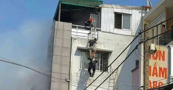 Cháy nhà gần cầu Thủ Thiêm, cảnh sát đu thang cứu cụ ông 82 tuổi