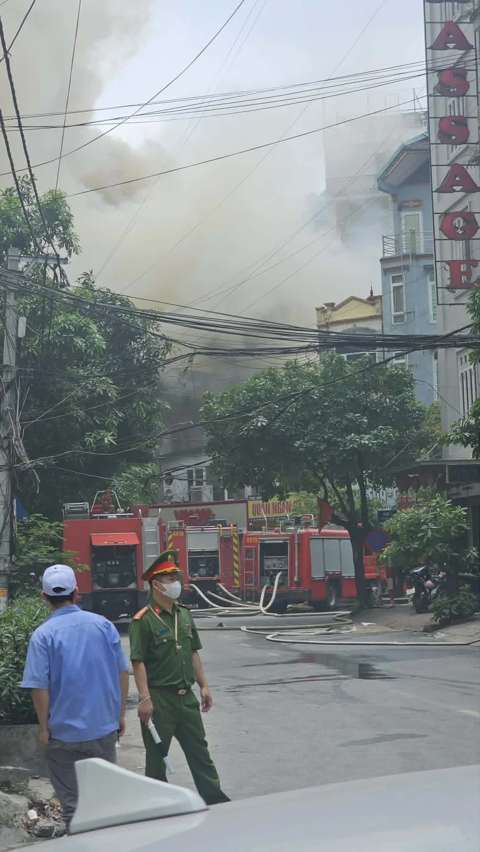 Cháy nhà hàng ở Hà Nội, hơn 10 xe chữa cháy tới hiện trường Cháy nhà hàng ở Hà Nội, hơn 10 xe chữa cháy tới hiện trường