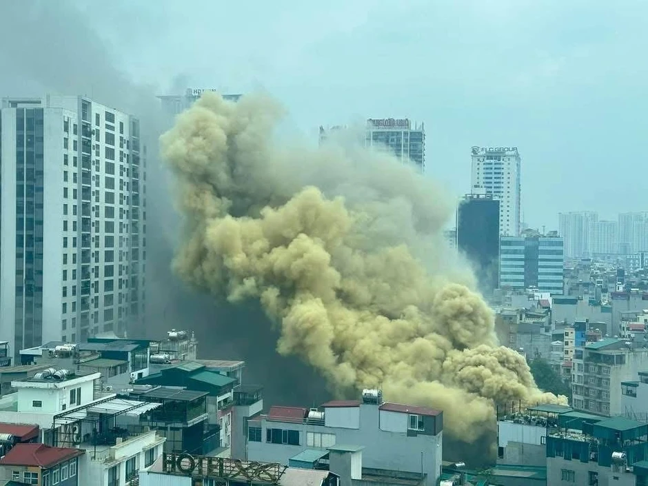Cháy nhà hàng ở Hà Nội, hơn 10 xe chữa cháy tới hiện trường Cháy nhà hàng ở Hà Nội, hơn 10 xe chữa cháy tới hiện trường