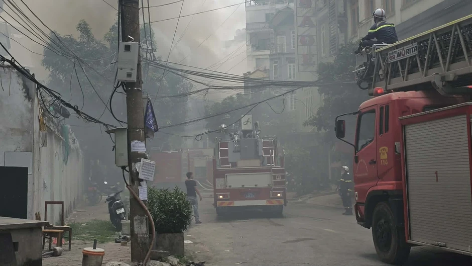 Cháy nhà hàng ở Hà Nội, hơn 10 xe chữa cháy tới hiện trường Cháy nhà hàng ở Hà Nội, hơn 10 xe chữa cháy tới hiện trường