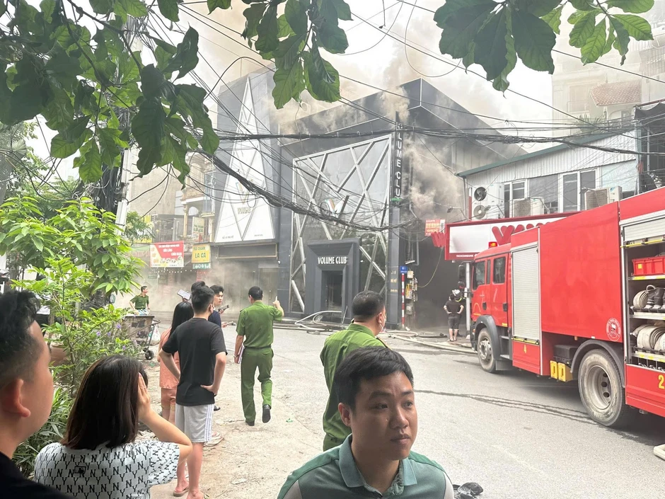 Cháy nhà hàng ở Hà Nội, hơn 10 xe chữa cháy tới hiện trường Cháy nhà hàng ở Hà Nội, hơn 10 xe chữa cháy tới hiện trường