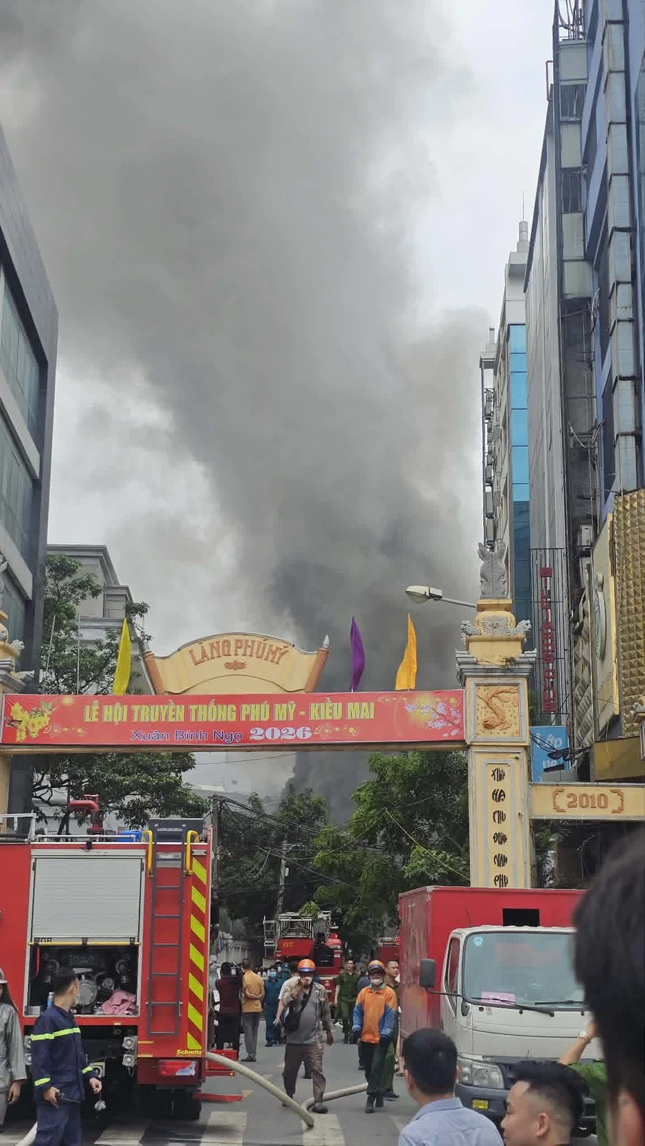 Cháy nhà hàng ở Hà Nội, hơn 10 xe chữa cháy tới hiện trường Cháy nhà hàng ở Hà Nội, hơn 10 xe chữa cháy tới hiện trường