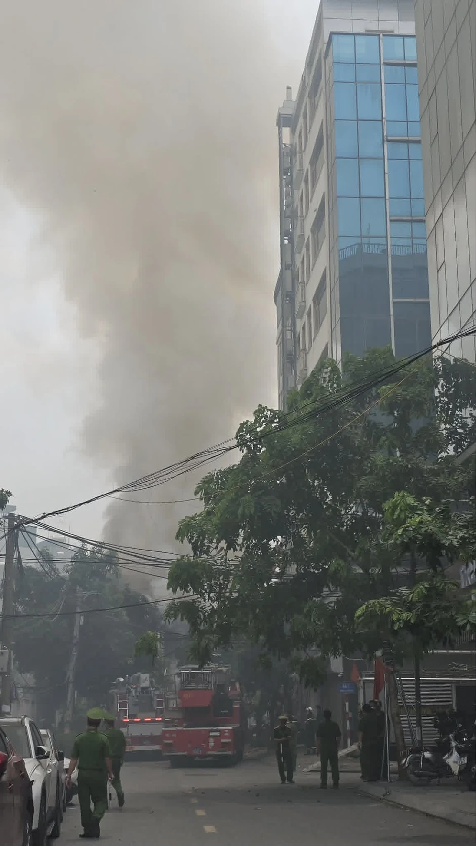 Cháy nhà hàng ở Hà Nội, hơn 10 xe chữa cháy tới hiện trường Cháy nhà hàng ở Hà Nội, hơn 10 xe chữa cháy tới hiện trường