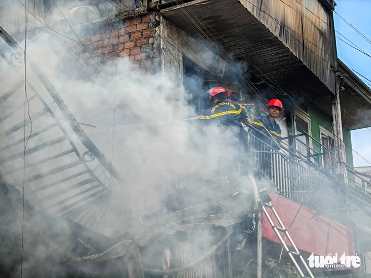 Cháy nhà khu Ba Toa Đà Lạt, các lực lượng vất vả dập lửa Cháy nhà khu Ba Toa Đà Lạt, các lực lượng vất vả dập lửa