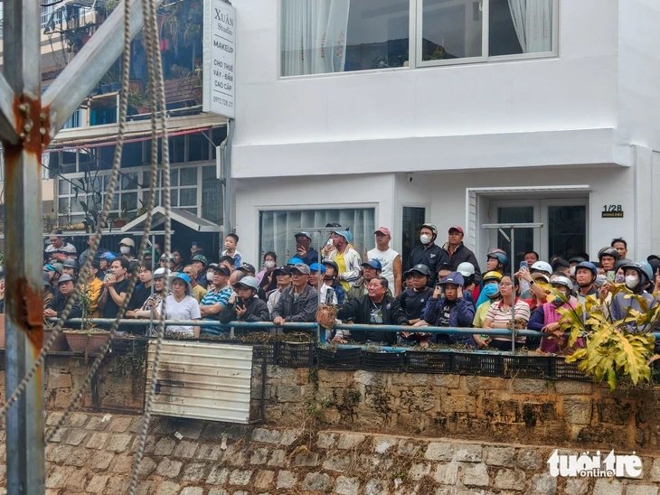 Cháy nhà khu Ba Toa Đà Lạt, các lực lượng vất vả dập lửa Cháy nhà khu Ba Toa Đà Lạt, các lực lượng vất vả dập lửa