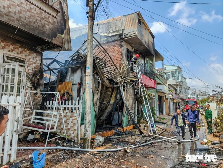 Cháy nhà khu Ba Toa Đà Lạt, các lực lượng vất vả dập lửa Cháy nhà khu Ba Toa Đà Lạt, các lực lượng vất vả dập lửa