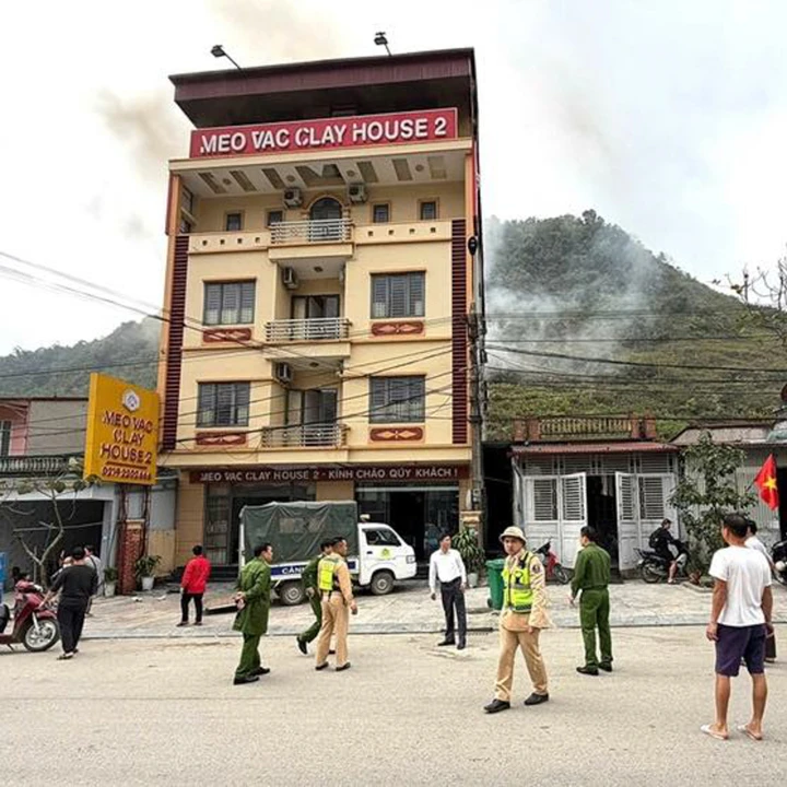 Cháy nhà nghỉ Mèo Vạc khiến 95 khách nước ngòai thoát nạn an toàn Cháy nhà nghỉ Mèo Vạc khiến 95 khách nước ngòai thoát nạn an toàn