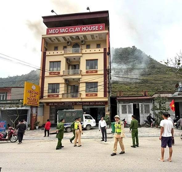 Cháy nhà nghỉ ở Mèo Vạc, 95 du khách nước ngoài thoát thân an toàn Cháy nhà nghỉ ở Mèo Vạc, 95 du khách nước ngoài thoát thân an toàn