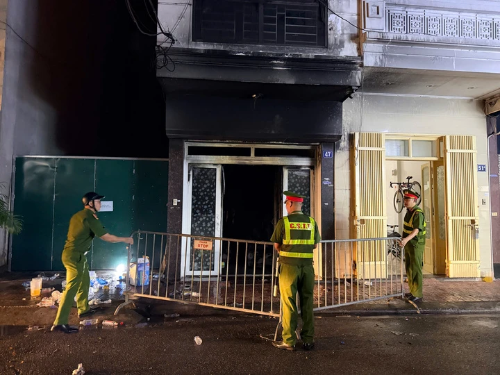 Cháy nhà ở Hà Nội , 5 người mắc kẹt được cứu an toàn Cháy nhà ở Hà Nội , 5 người mắc kẹt được cứu an toàn
