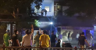 Cháy nhà trong đêm, 6 người mắc kẹt sau 2 lớp cửa khóa chặt