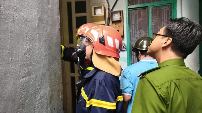 Cháy nhà trong hẻm sâu ở TPHCM, cảnh sát nỗ lực dập lửa Cháy nhà trong hẻm sâu ở TPHCM, cảnh sát nỗ lực dập lửa