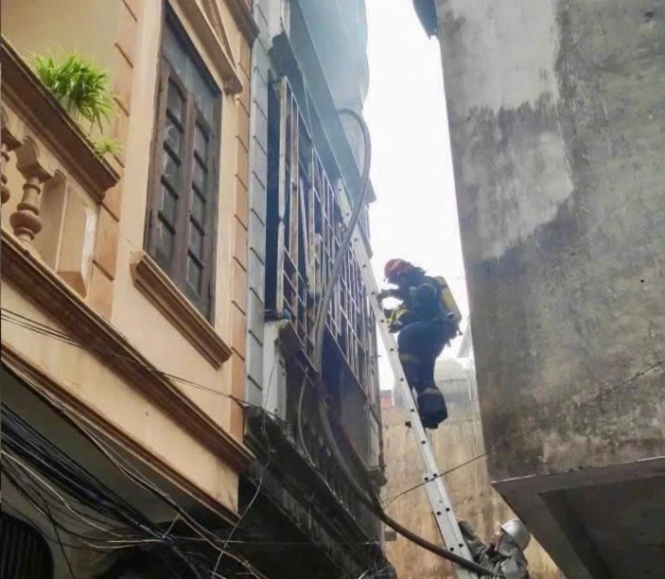 Cháy nhà trong ngõ hẹp Hà Nội, 3 người thoát thân Cháy nhà trong ngõ hẹp Hà Nội, 3 người thoát thân
