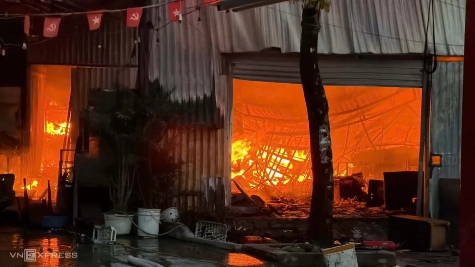 Cháy quán bia, lan sang lán xưởng tạm ở Hà Nội Cháy quán bia, lan sang lán xưởng tạm ở Hà Nội