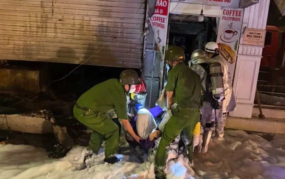 Cháy quán cháo phố cổ lúc nửa đêm, 4 người được cứu Cháy quán cháo phố cổ lúc nửa đêm, 4 người được cứu