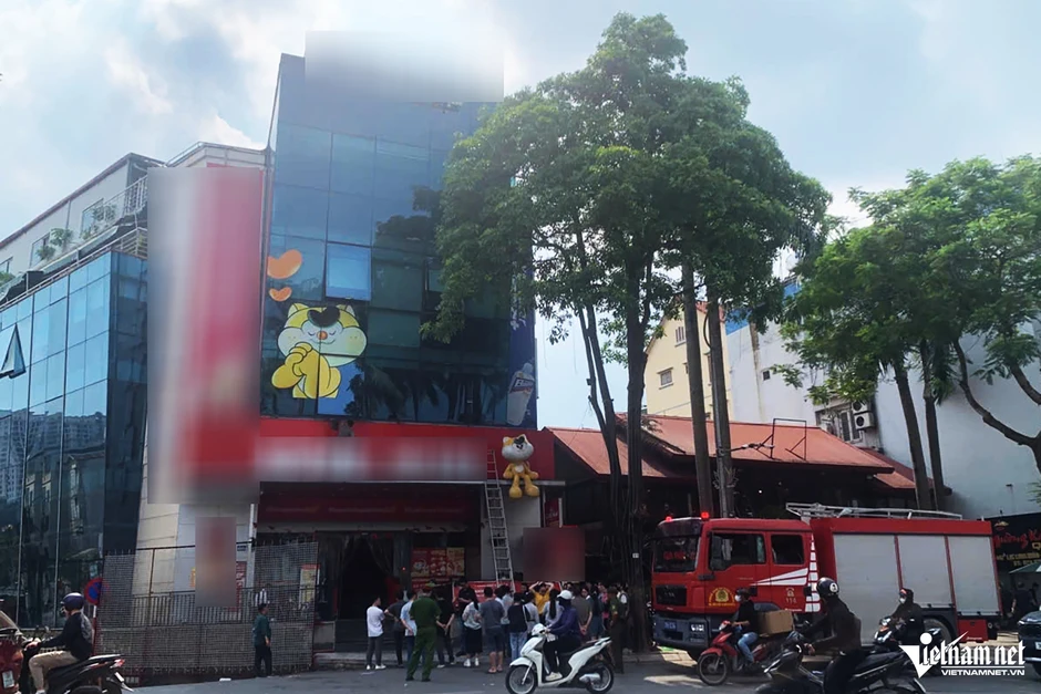 Cháy siêu thị ở Hà Nội, khói dày đặc, người mắc kẹt phải lên sân thượng lánh nạn Cháy siêu thị ở Hà Nội, khói dày đặc, người mắc kẹt phải lên sân thượng lánh nạn