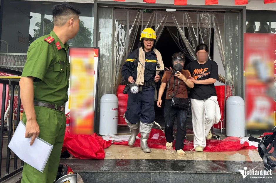 Cháy siêu thị ở Hà Nội, khói dày đặc, người mắc kẹt phải lên sân thượng lánh nạn Cháy siêu thị ở Hà Nội, khói dày đặc, người mắc kẹt phải lên sân thượng lánh nạn