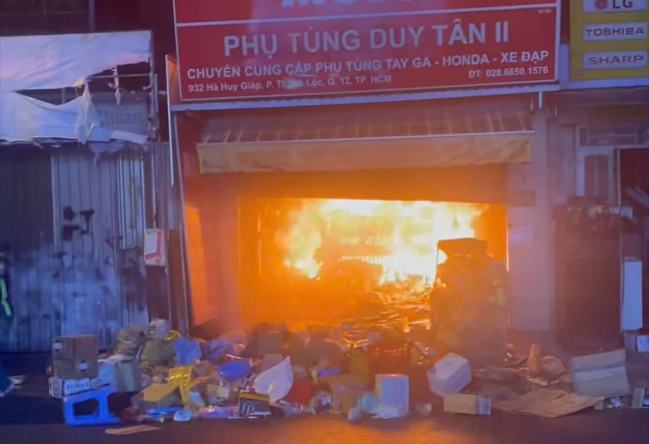 Cháy tiệm phụ tùng xe máy ở TPHCM, công an xác minh nghi vấn phóng hỏa