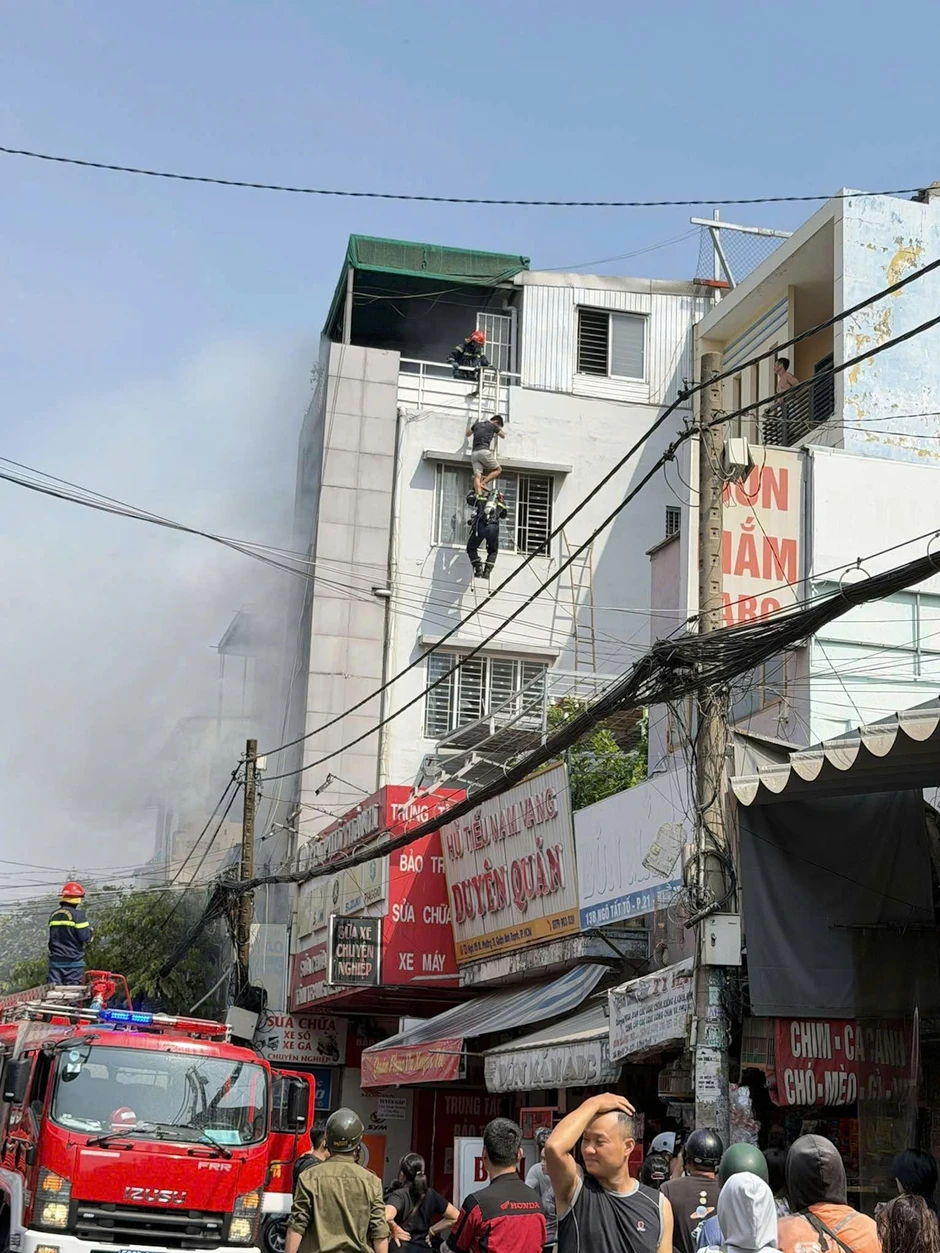 Cháy tiệm thuốc, 3 người mắc kẹt phải chạy lên tầng cao kêu cứu Cháy tiệm thuốc, 3 người mắc kẹt phải chạy lên tầng cao kêu cứu