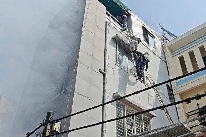 Cháy tiệm thuốc, 3 người mắc kẹt phải chạy lên tầng cao kêu cứu Cháy tiệm thuốc, 3 người mắc kẹt phải chạy lên tầng cao kêu cứu