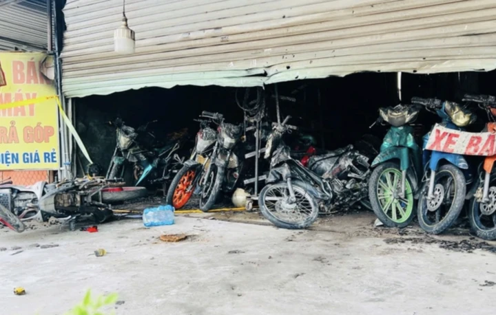 Cháy tiệm xe máy ở TP.HCM, thai phụ cùng 2 con nhỏ thoát nạn qua lối sau