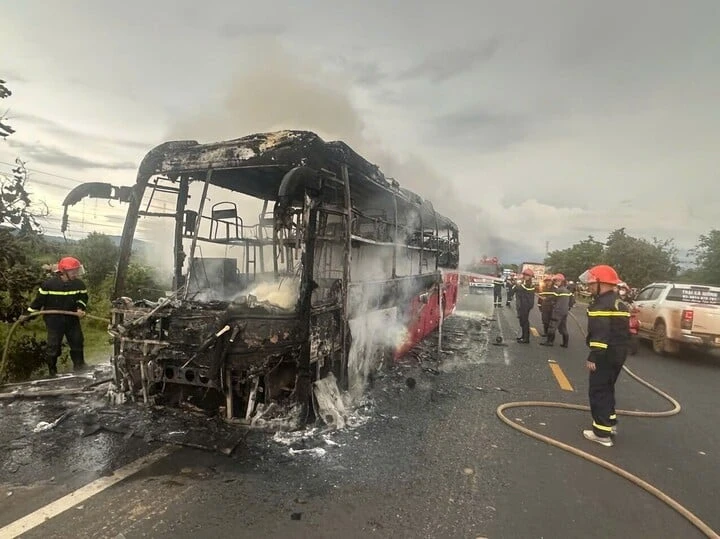 Cháy xe khách trên đường Hồ Chí Minh khiến 11 hành khách thoát hiểm an toàn Cháy xe khách trên đường Hồ Chí Minh khiến 11 hành khách thoát hiểm an toàn