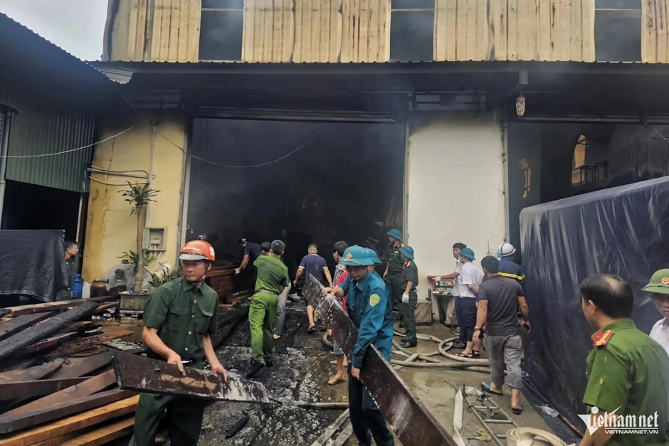 Cháy xưởng gỗ ở Hà Nội, khói đen bốc ngùn ngụt