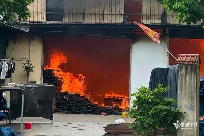 Cháy xưởng gỗ ở Hà Nội, khói đen bốc ngùn ngụt