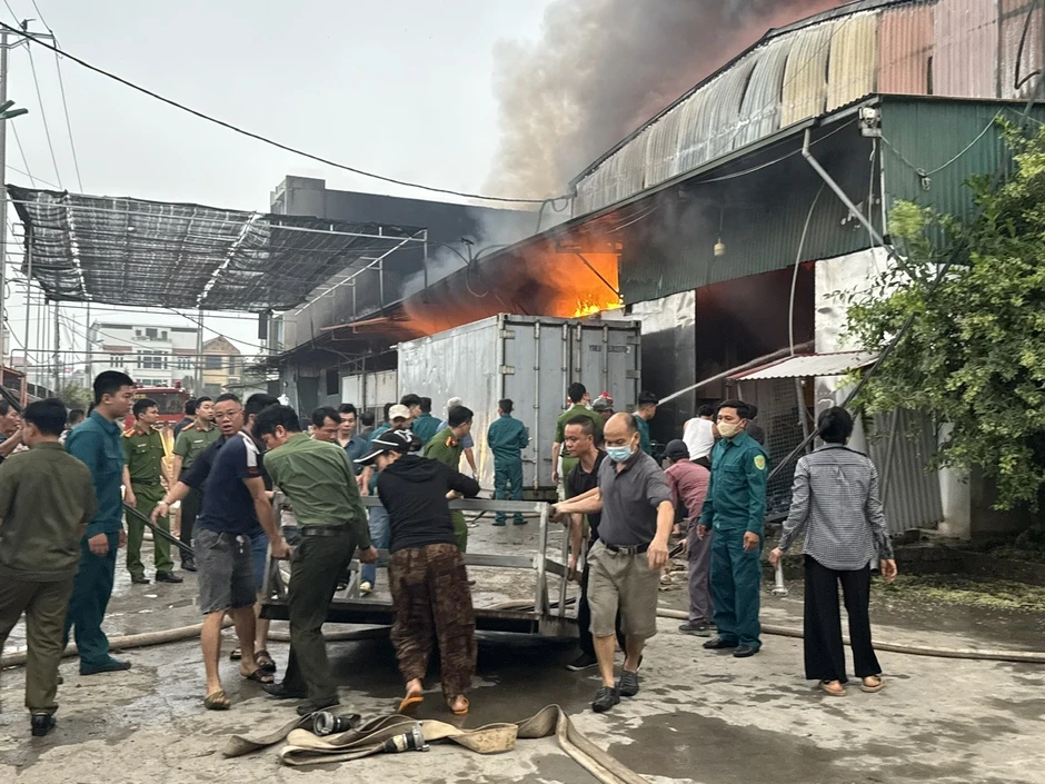 Cháy xưởng sản xuất bánh kẹo ở Hà Nội Cháy xưởng sản xuất bánh kẹo ở Hà Nội