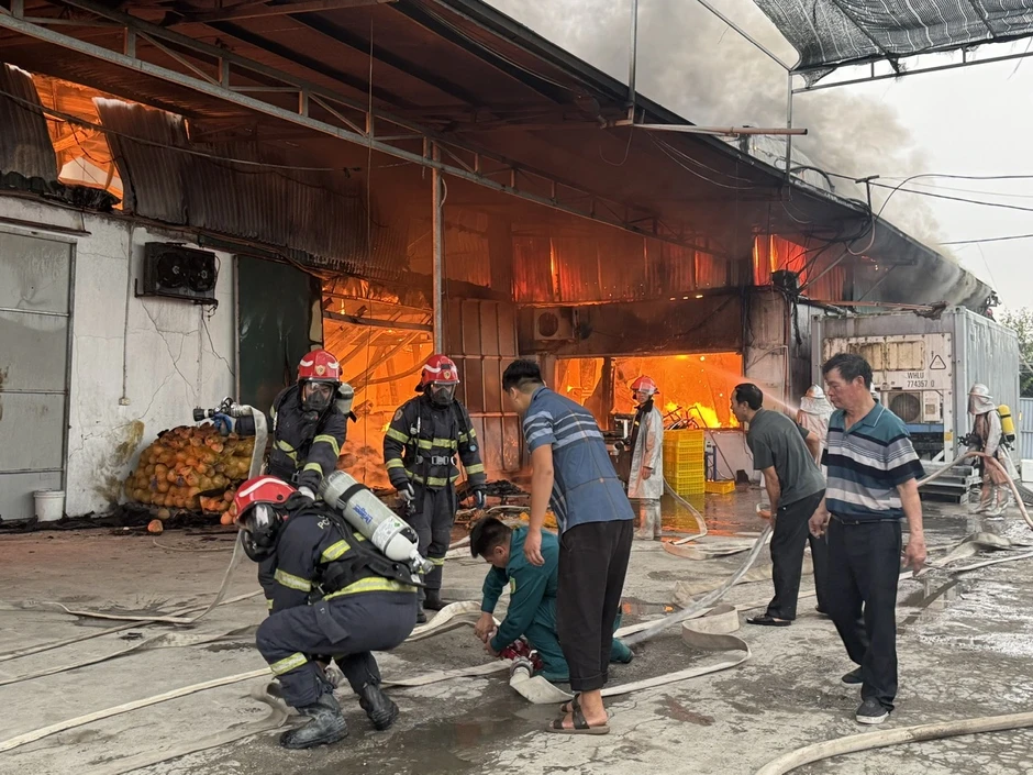 Cháy xưởng sản xuất bánh kẹo ở Hà Nội Cháy xưởng sản xuất bánh kẹo ở Hà Nội