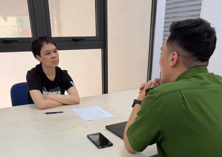 Chi 300 triệu đồng thuê 2 sát thủ giết đối thủ, người phụ nữ ở Hà Nội đã ra đầu thú Chi 300 triệu đồng thuê 2 sát thủ giết đối thủ, người phụ nữ ở Hà Nội đã ra đầu thú