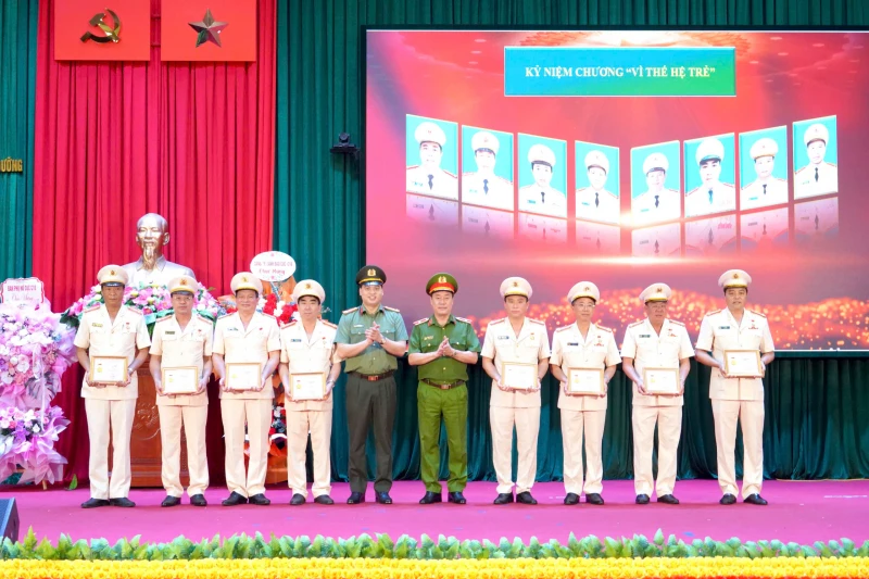 Chia sẻ kinh nghiệm công tác đoàn và công tác giáo dục, cải tạo phạm nhân Chia sẻ kinh nghiệm công tác đoàn và công tác giáo dục, cải tạo phạm nhân