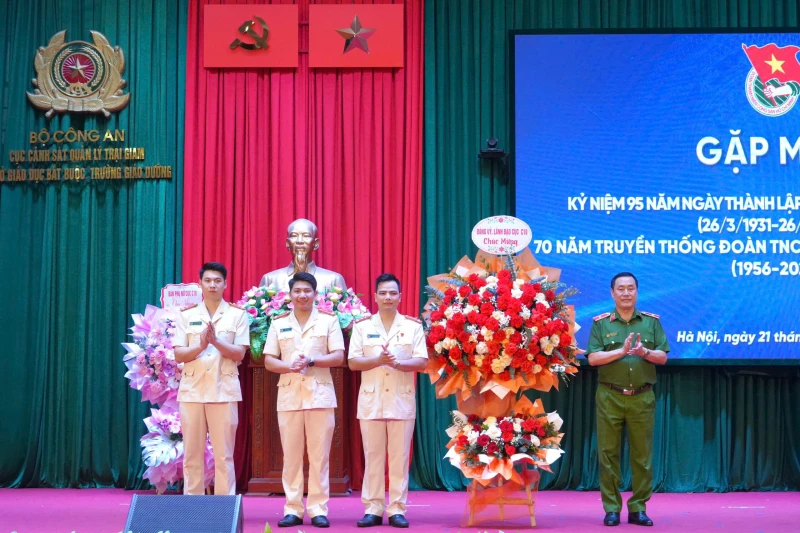 Chia sẻ kinh nghiệm công tác đoàn và công tác giáo dục, cải tạo phạm nhân Chia sẻ kinh nghiệm công tác đoàn và công tác giáo dục, cải tạo phạm nhân