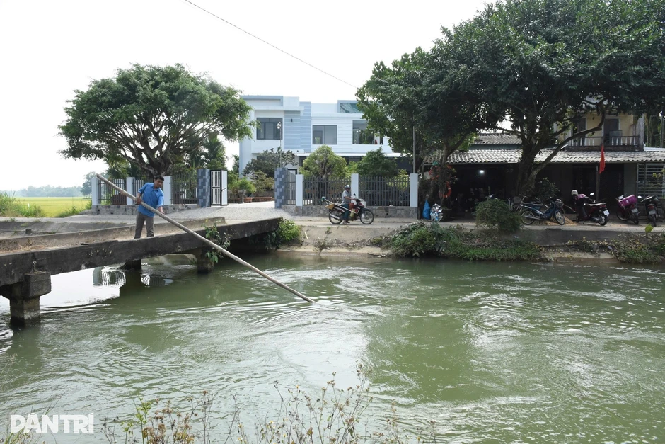 Chiếc phao cứu sinh “lạ” treo trước tiệm sửa xe bên bờ kênh Chiếc phao cứu sinh “lạ” treo trước tiệm sửa xe bên bờ kênh