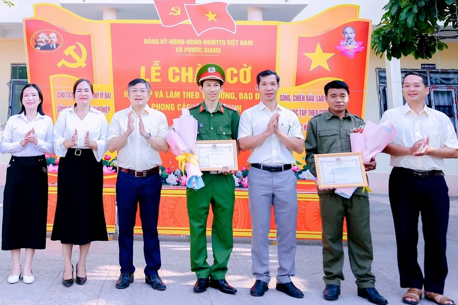 Chiếc phao cứu sinh “lạ” treo trước tiệm sửa xe bên bờ kênh Chiếc phao cứu sinh “lạ” treo trước tiệm sửa xe bên bờ kênh