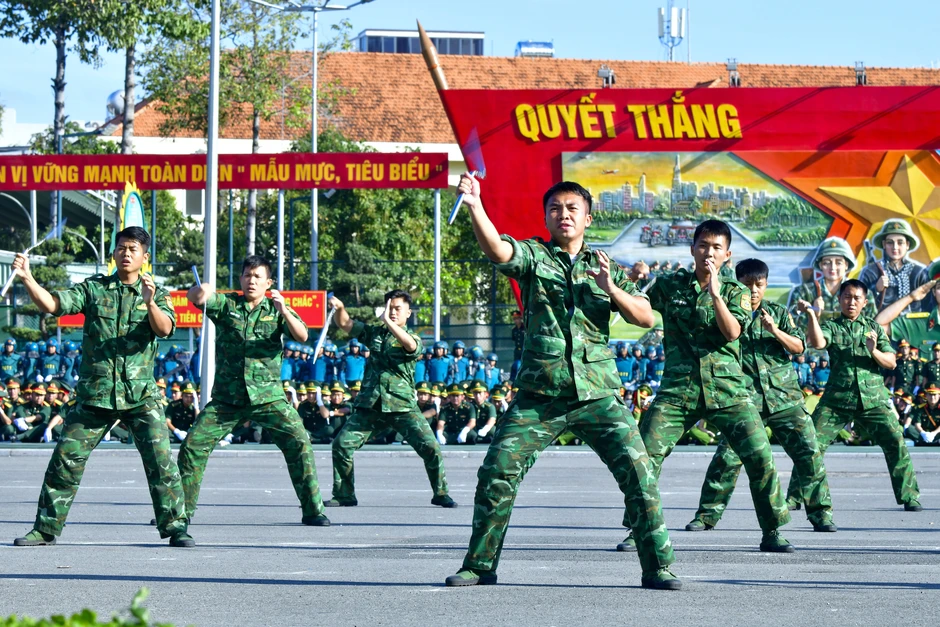 Chiến sỹ TPHCM biểu diễn võ thuật trước lễ ra quân huấn luyện Chiến sỹ TPHCM biểu diễn võ thuật trước lễ ra quân huấn luyện